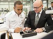 IWC F1大使漢米爾頓 參訪錶廠精湛製錶工藝