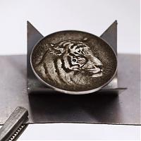 HERMÈS 渐变珐琅刻画出闸猛虎