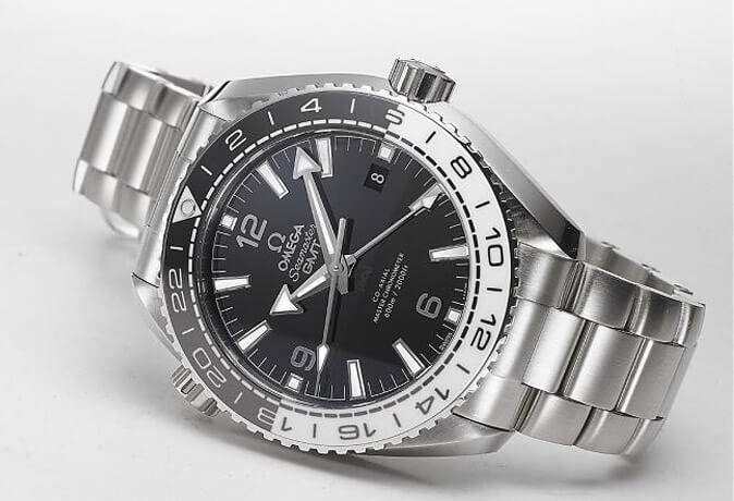 歐米茄海馬兩地時間潛水錶有少見黑白雙色陶瓷圈