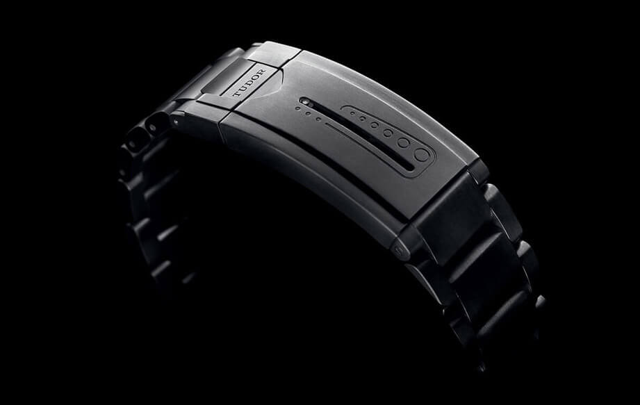 帝舵Pelagos钛金属链带调松紧有个不求人的特别设计