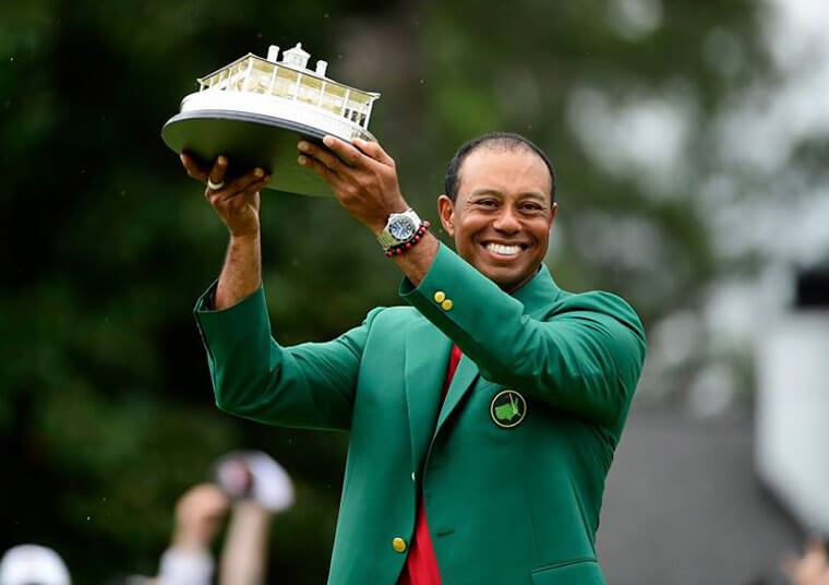 睽違已久的老虎發威 Tiger Woods勇奪美國名人賽冠軍，手上戴的是勞力士Deepsea D-Blue