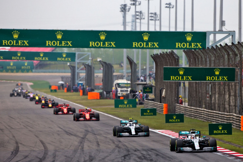 F1賽車在上海站迎接第一千場大獎賽，大會指定時計勞力士不缺席，賽道上滿滿的ROLEX Logo