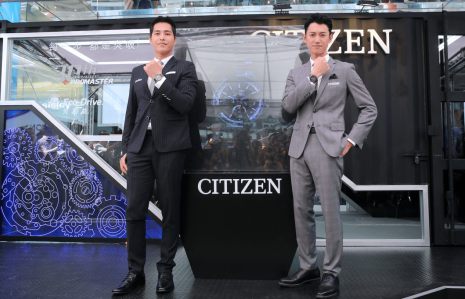 蓝正龙与吴慷仁佩戴CITIZEN F950光动能表出席快闪店