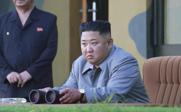 金正恩视察军演 手上戴了一款瑞士名表