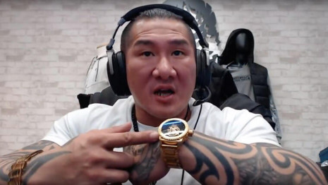 馆长最近也卖表  什麼品牌一支36900元？