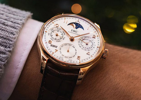 IWC旗舰系列葡萄牙万年历遇到闰年不用调日期展现高工艺水准