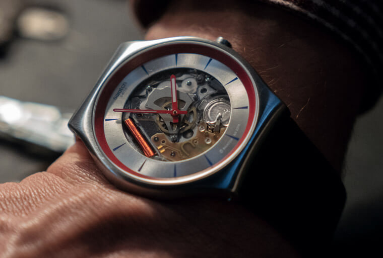 Q在《007生死交战》佩戴由SWATCH特制的Skin Irony 这款除了出现在电影也会市售