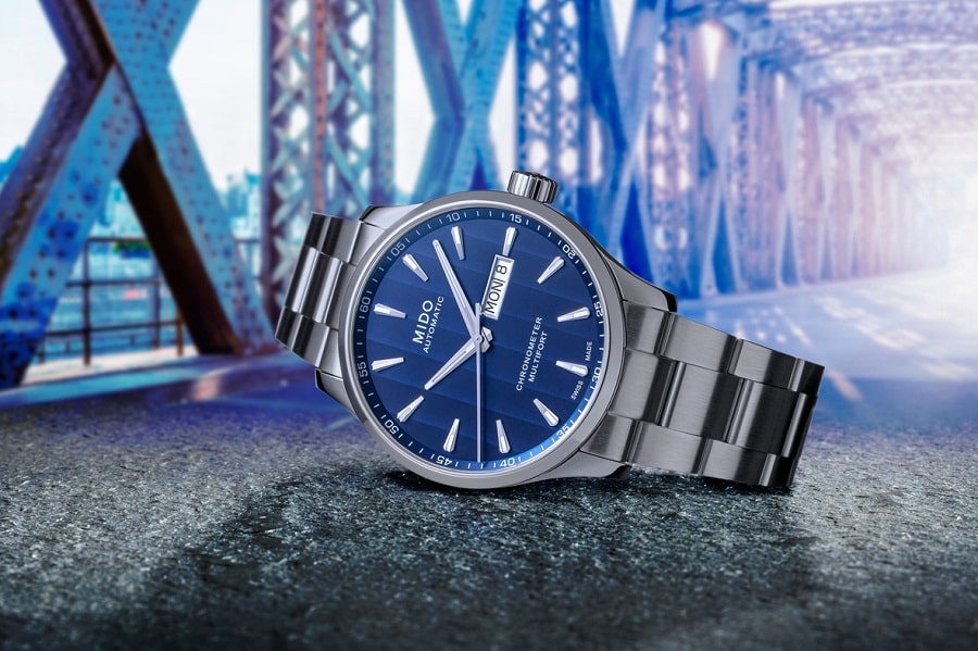 美度舵手系列推出了令人耳目一新的亮蓝色调腕表