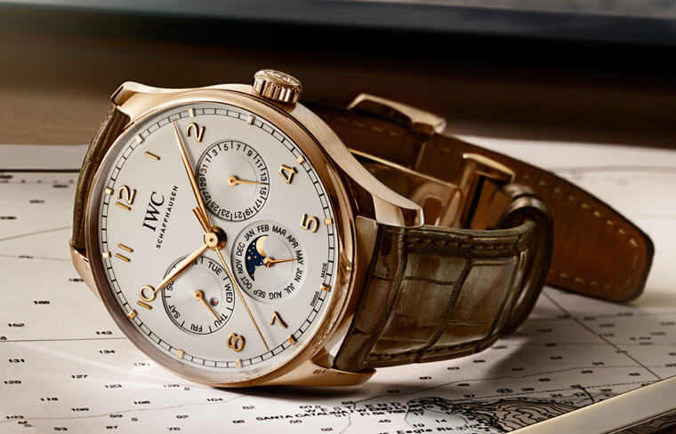 IWC葡萄牙萬年曆首次把複雜功能整合至82000機芯系列 錶徑得以稍微縮小