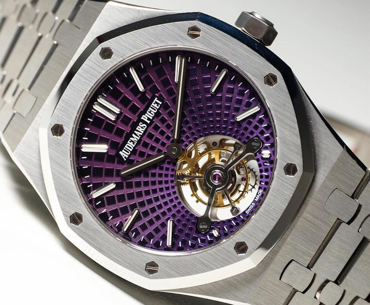 爱廼皇家橡树皏拾射状栧纋只出现在陶饞軮氩纫上 紫面则是唯一不锈钢版本