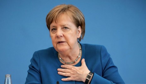 德國鐵娘子梅克爾外套顏色多變，但不變的是手上那只三針錶