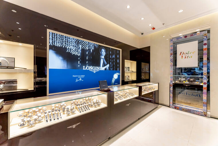 浪琴表上海新世界城旗艦店開幕 品牌大使趙麗穎佩戴黛綽維納系列優雅現身