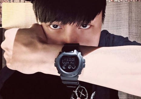 JJ林俊杰大方自拍一款全黑G SHOCK  似乎想透露什麼讯息？