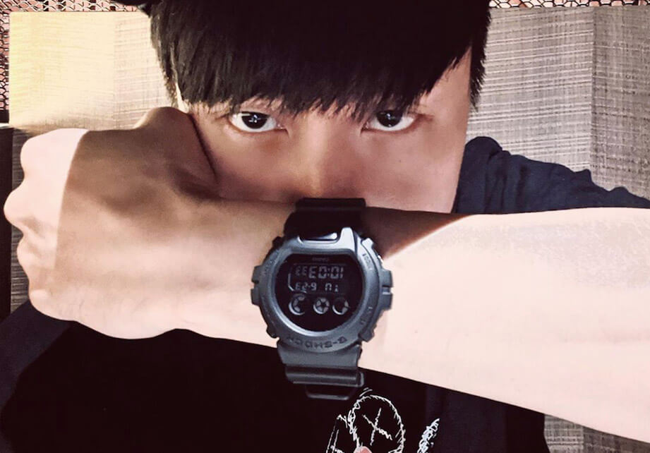 JJ林俊傑大方自拍一款全黑G SHOCK  似乎想透露什麼訊息？