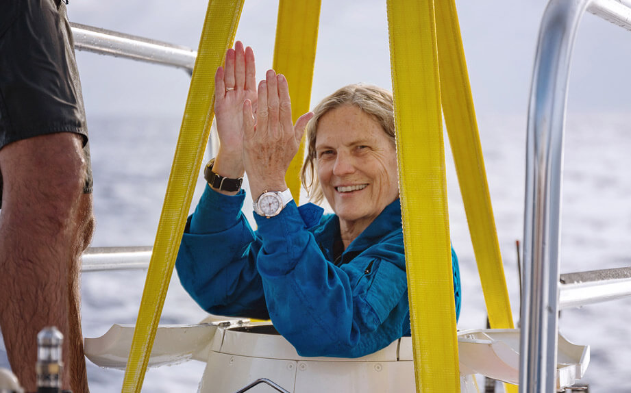 人类史上唯一到过太空和最深海沟的女太空人手上戴什麼表