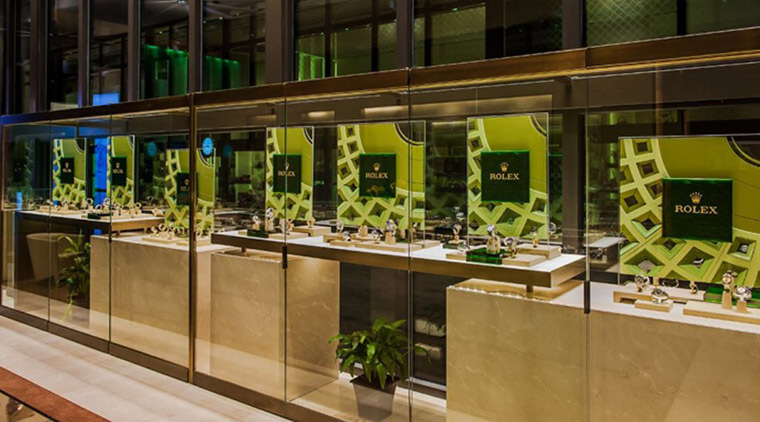 美男子假支票买保时捷劳力士被逮