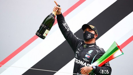 刷新舒馬克紀錄！F1新車神Lewis Hamilton戴幸運錶上台領獎