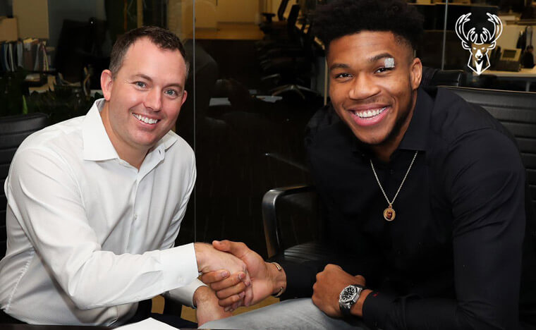 公鹿队字母哥Antetokounmpo戴AP幸运表签下NBA史上最大合约