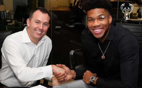公鹿隊字母哥Antetokounmpo戴AP幸運錶簽下NBA史上最大合約