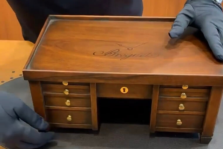 寶璣迷你製錶桌原來是錶盒，看看開箱哪一支錶