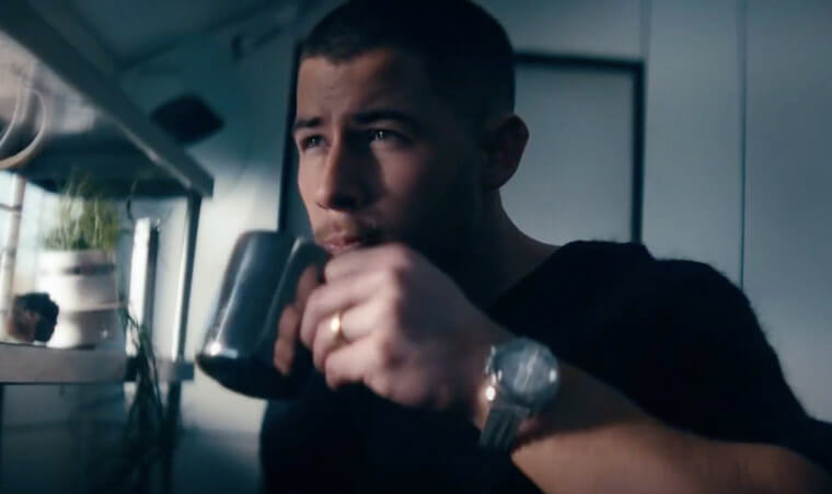 尼克强纳斯佩最新单曲《Spaceman》出现一款超搭太空表！