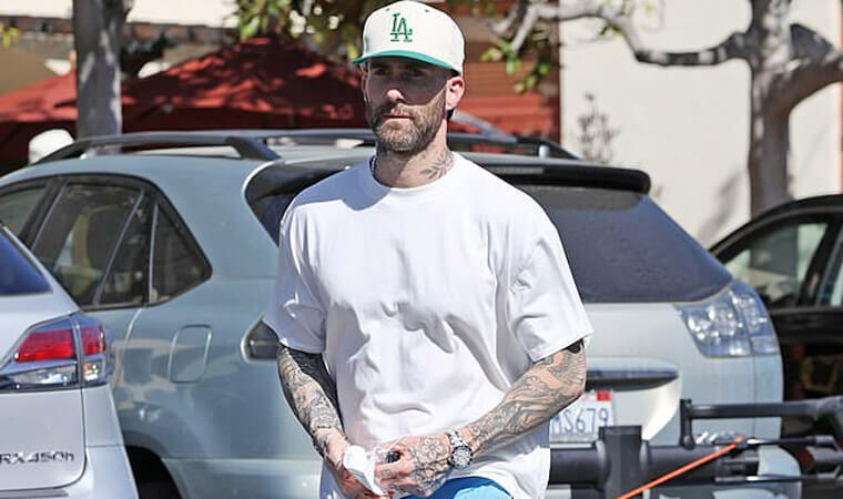 魔力紅亞當李維Adam Levine戴著稀有水鬼出門吃午餐