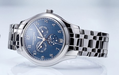 百達翡麗4947年曆錶改換不鏽鋼錶殼搭配鍊帶展現中性風格
