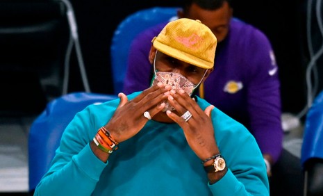 NBA湖人隊巨星LeBron James戴勞力士愛錶扮演場下教練
