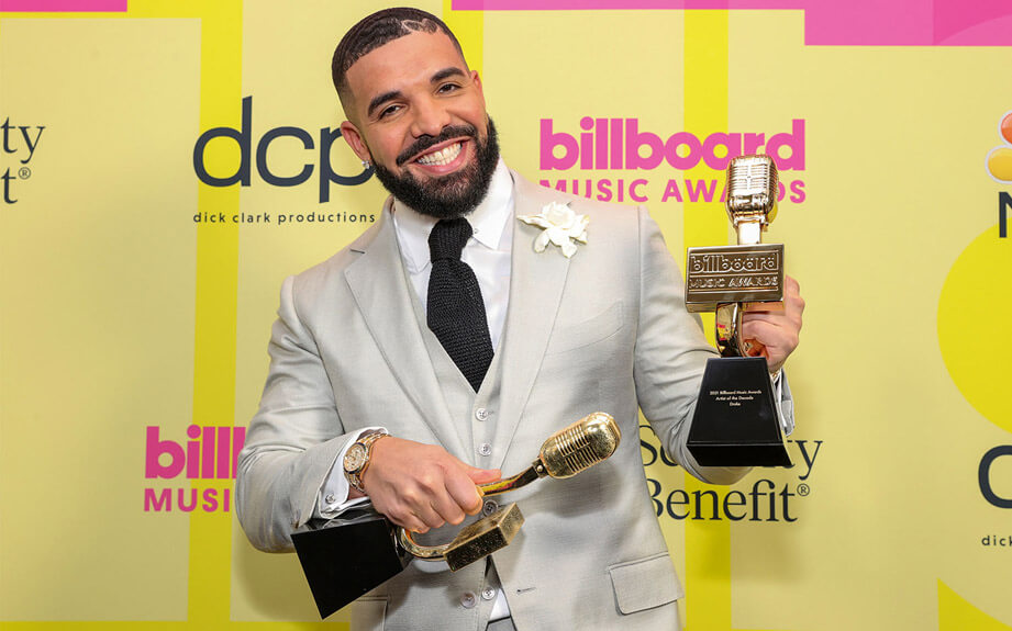 饶舌天王Drake佩戴满天星爱表出席美国告示牌音乐奖领奖