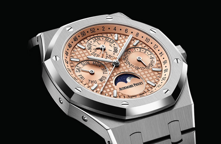 原本日本限定的AP皇家橡树万年历钛金属鮭鱼面近期开始在全球限量发行