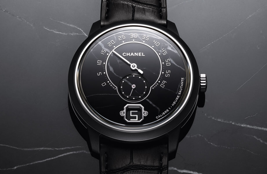香奈儿Monsieur新作延续全黑风格，并以大理石面盘强化稀有限量价值