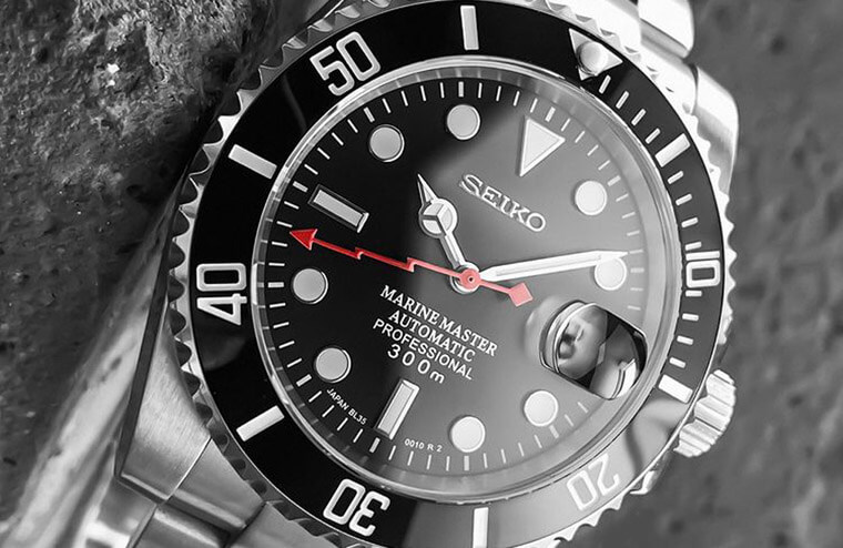 SEIKO黑水鬼擁有“迷人紅色閃電針”彷彿似曾相識