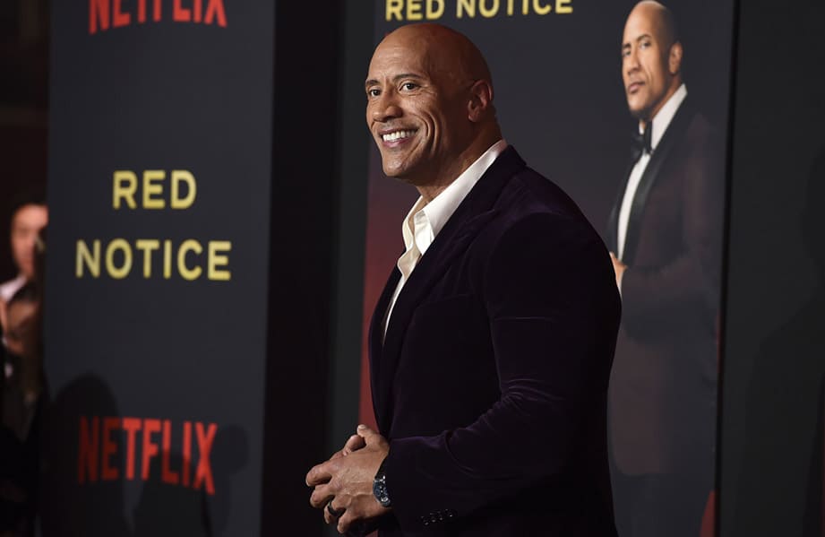 巨石強森出席Netflix年度大片《紅色通緝令》首映手上竟戴了一款斯文正裝錶