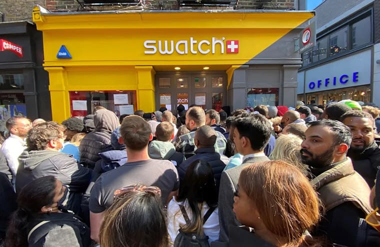 欧米茄 x SWATCH MoonSwatch掀起全球抢表潮  各地出现排队人龙