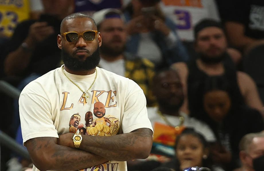 NBA小皇帝LeBron James场边观赛 “热腾腾AP新表” 格外吸睛