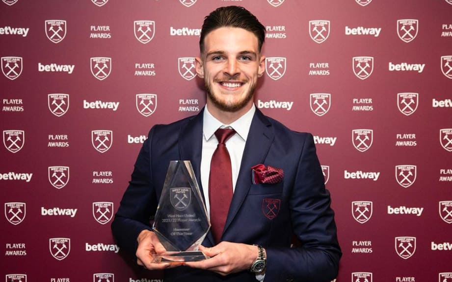 劳力士GMT左冠表开始交货？！足球新星领奖隐隐露出126720VTNR绿黑圈 