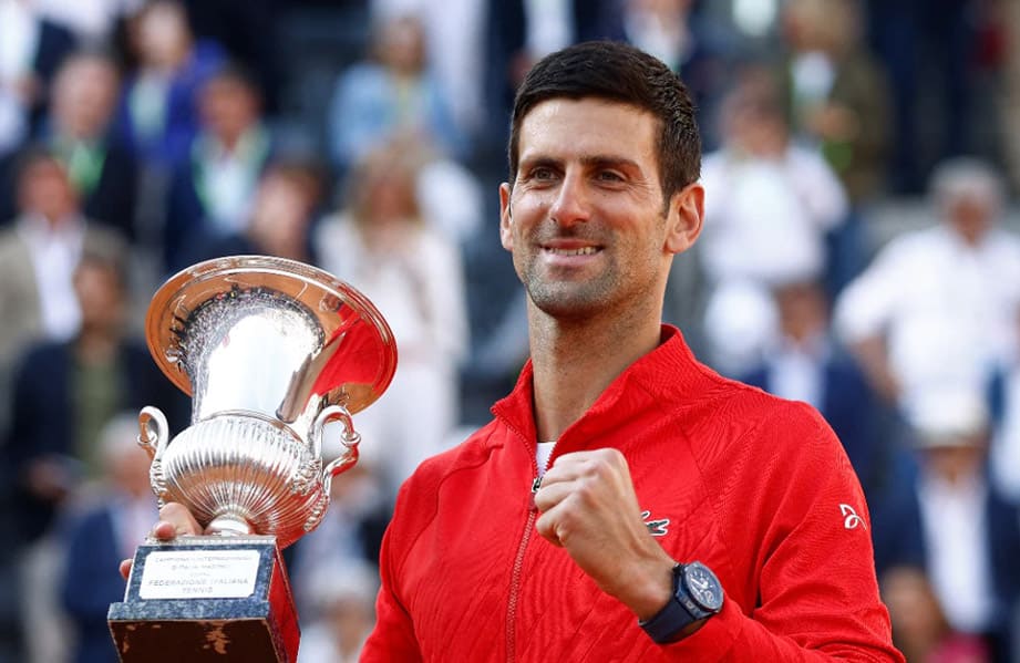 世界球王喬科維奇義大利公開賽封王 手戴一支昂貴的藍色機械錶領獎