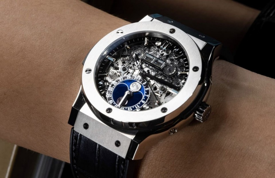 宇舶经典融合月相镂空表 月圆赏月风雨无阻