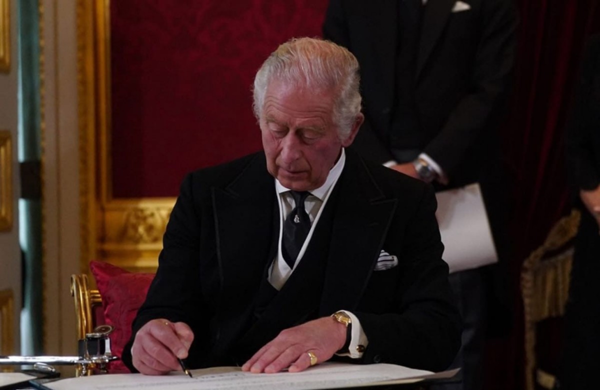 新任英国国王查尔斯三世最爱手表是它  签署即位宣言也戴着去