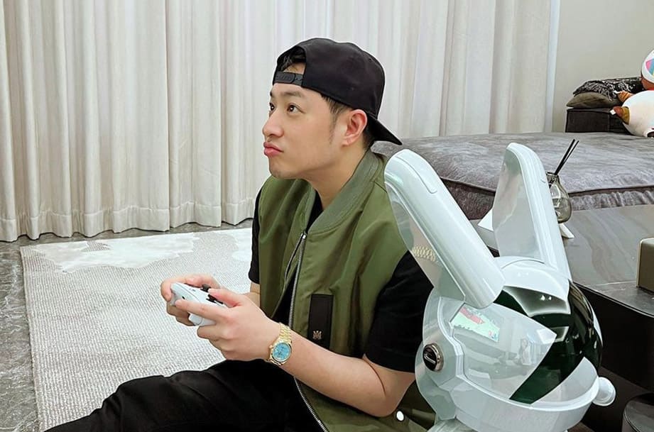 潘瑋柏晒XBOX超限量游戏机  手上金劳意外抢镜