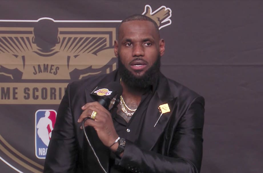 「詹皇」James跃居NBA历史得分王 赛后访问最爱的陶瓷表相伴