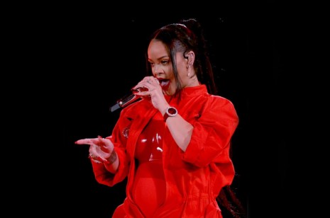 蕾哈娜NFL超级杯中场秀复出 手上大红手表配全红服装超吸睛