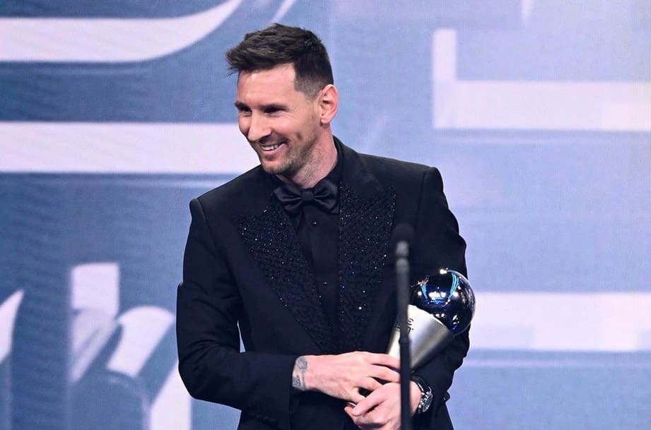 梅西7度獲得FIFA最佳球員  錶王上身歡喜領獎