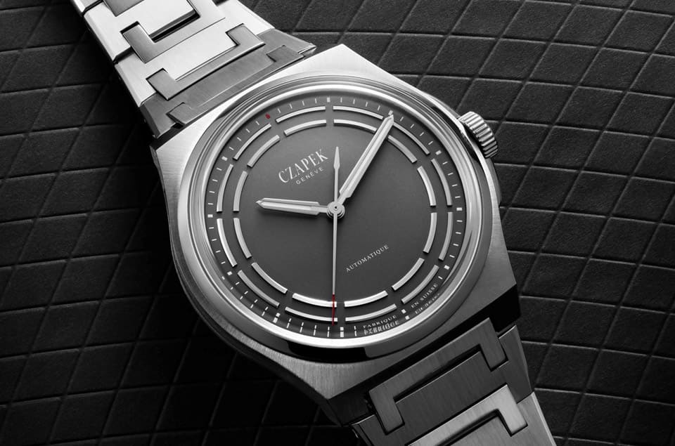 面盤設計很有巧思、要價超過百萬的CZAPEK運動風三針錶