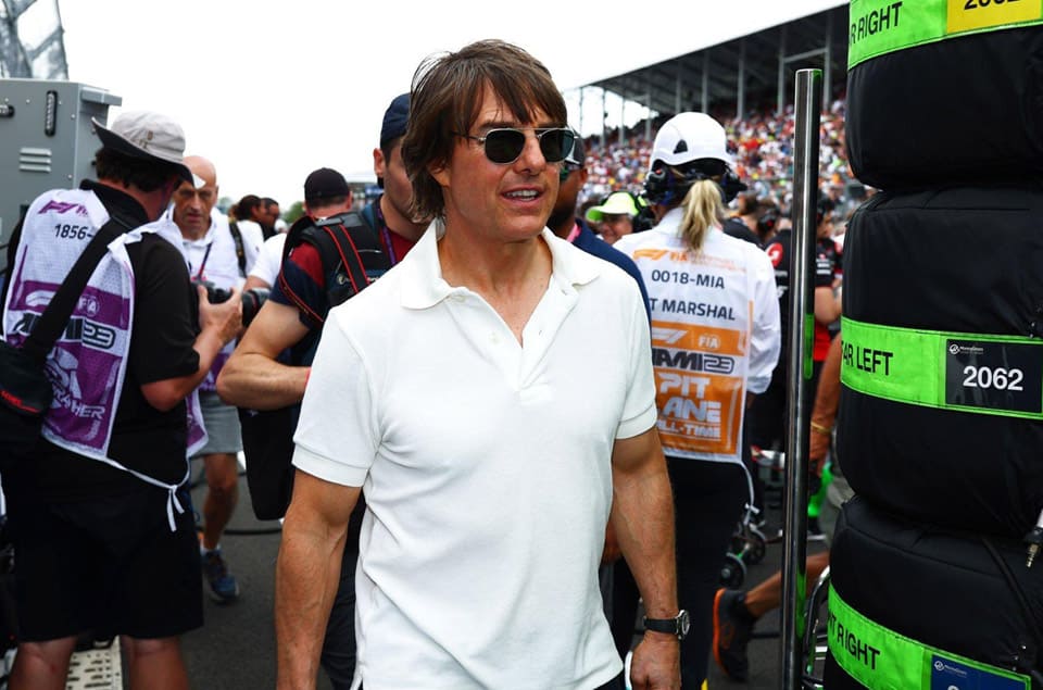 「阿汤哥」汤姆克鲁斯现身F1迈阿密大奖 戴绝版劳力士Daytona帮忙换轮胎