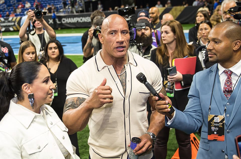 巨石强森现身美式足球XFL冠军赛 手腕亮出2023话题爆款