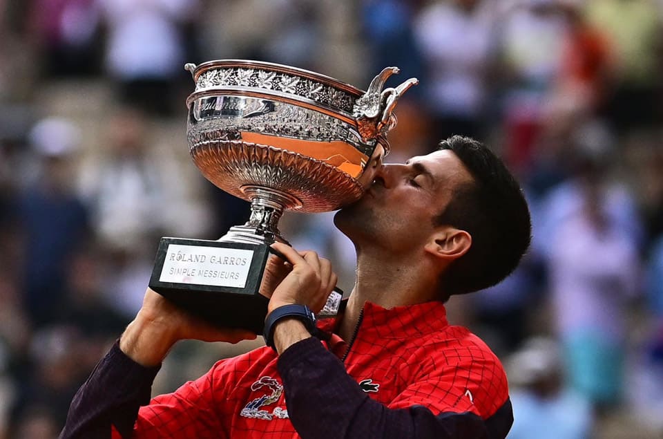 Djokovic乔科维奇创纪录夺23座大满贯 “蓝色幸运表”陪伴领奖杯