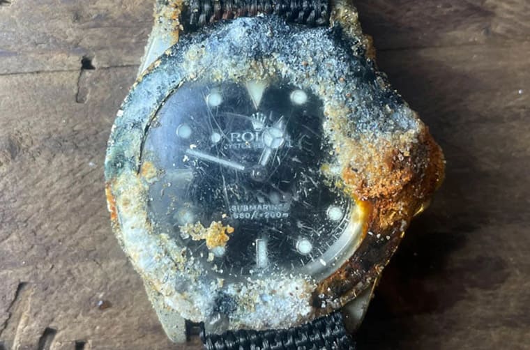 海底探险家浮潜时捡到一枚劳力士黑水鬼 “秒针竟然还有在动”