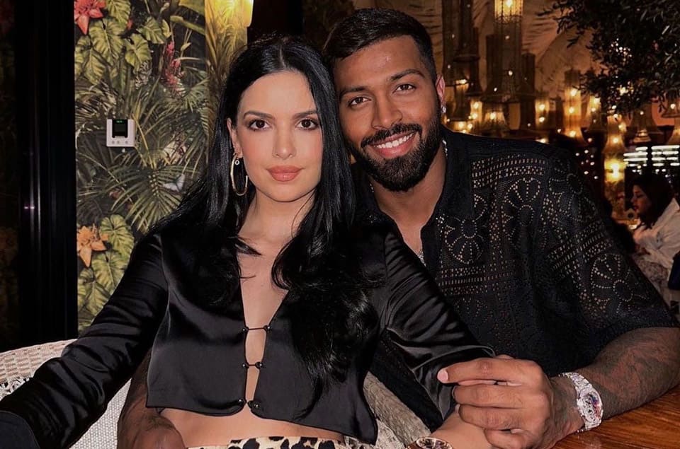 板球运动巨星品味出众  上手一款超稀有PP表和老婆放闪合照 