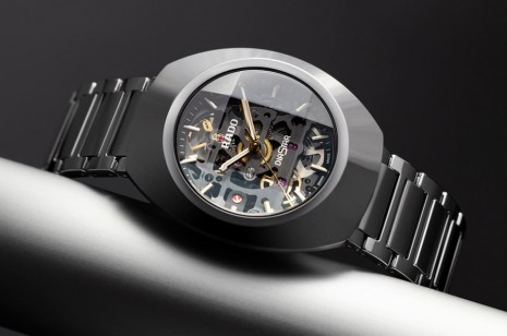 雷達表持續以獨家材質製作DiaStar鑽星系列並升級鏤空機芯